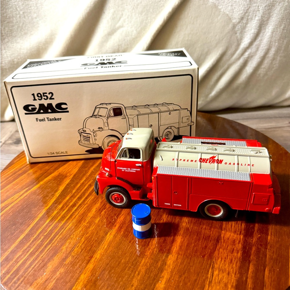 NIB First Gear 1952 GMC Fuel Tanker 1:35 Scale Standard Oil Chevron Gasoline